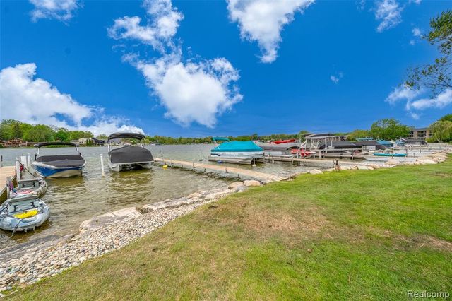 3553 Port Cove Drive 39, Waterford, MI 48328