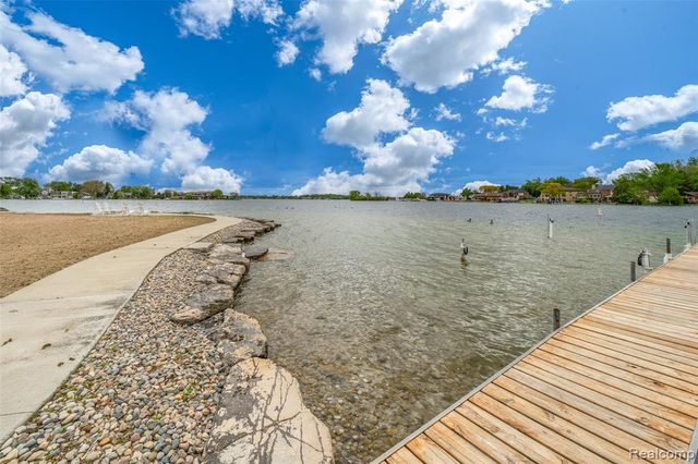 3553 Port Cove Drive 39, Waterford, MI 48328