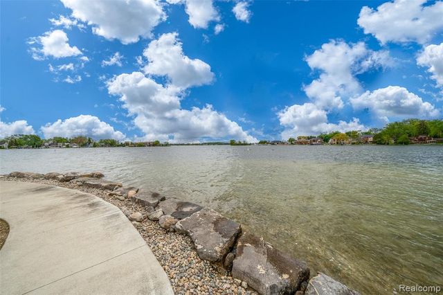 3553 Port Cove Drive 39, Waterford, MI 48328