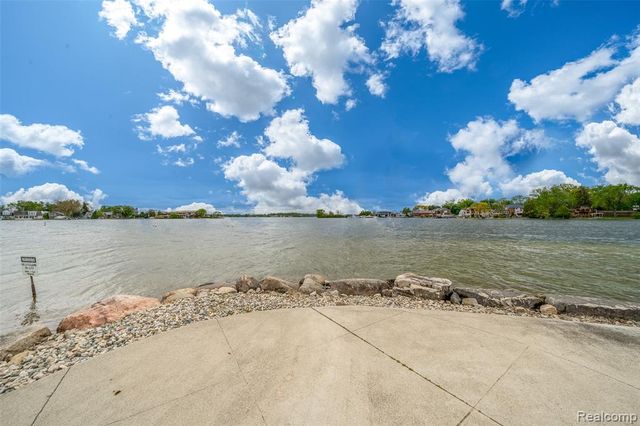 3553 Port Cove Drive 39, Waterford, MI 48328