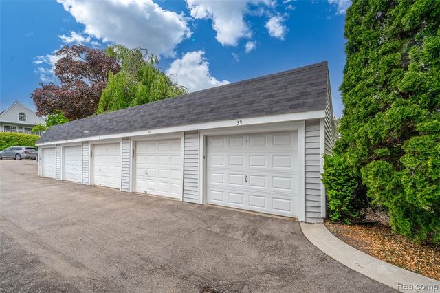 3553 Port Cove Drive 39, Waterford, MI 48328