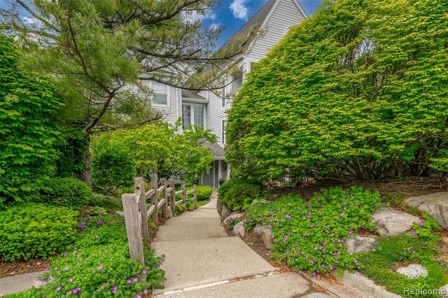 3553 Port Cove Drive 39, Waterford, MI 48328