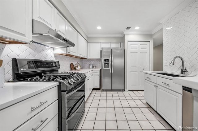 3553 Port Cove Drive 39, Waterford, MI 48328