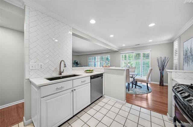 3553 Port Cove Drive 39, Waterford, MI 48328