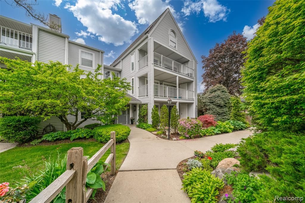 3553 Port Cove Drive 39, Waterford, MI 48328