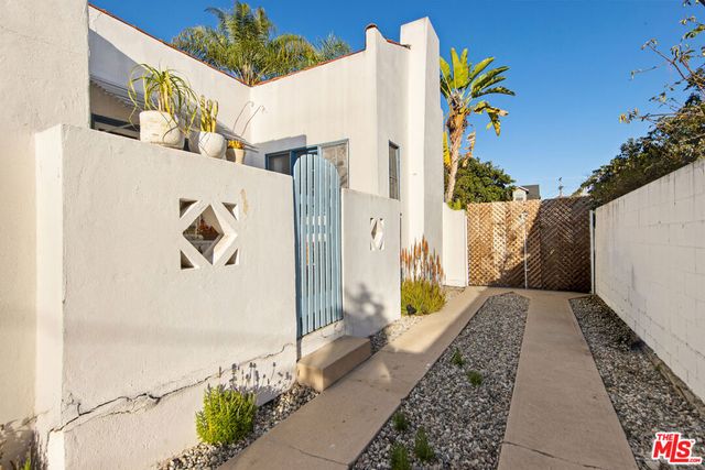 2009 N New Hampshire Avenue, Los Angeles, CA 90027