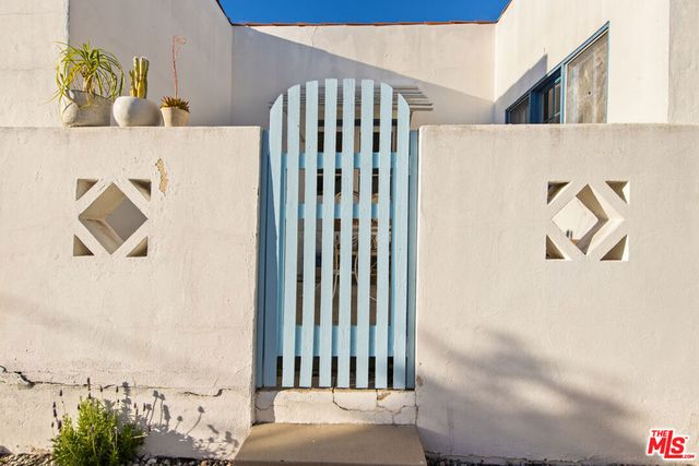 2009 N New Hampshire Avenue, Los Angeles, CA 90027