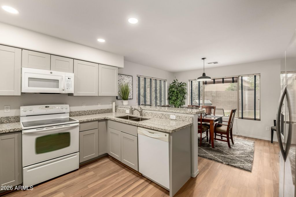 Image 12 of property listing at 20225 N 71ST Lane, Glendale, AZ 85308