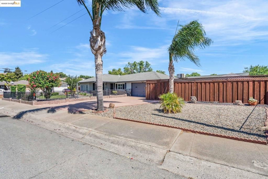860 W. 17th St., Pittsburg, CA 94565
