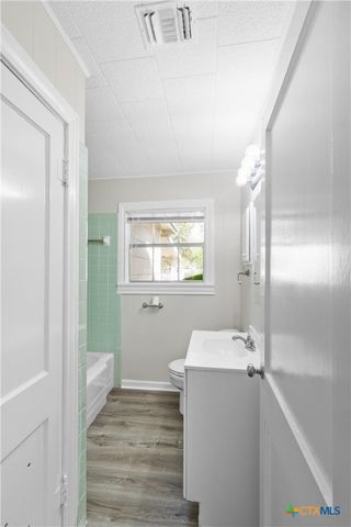 606 W Gayle Street, Edna, TX 77957