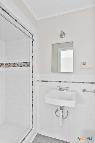 606 W Gayle Street, Edna, TX 77957