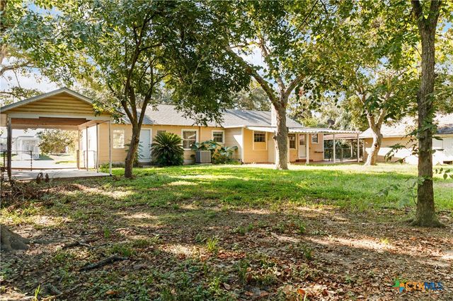 606 W Gayle Street, Edna, TX 77957