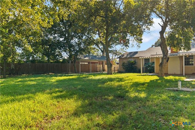 606 W Gayle Street, Edna, TX 77957