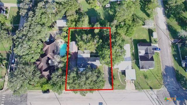 606 W Gayle Street, Edna, TX 77957