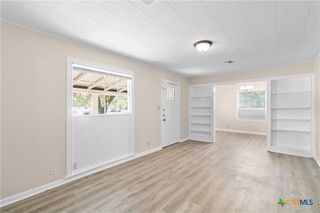 606 W Gayle Street, Edna, TX 77957