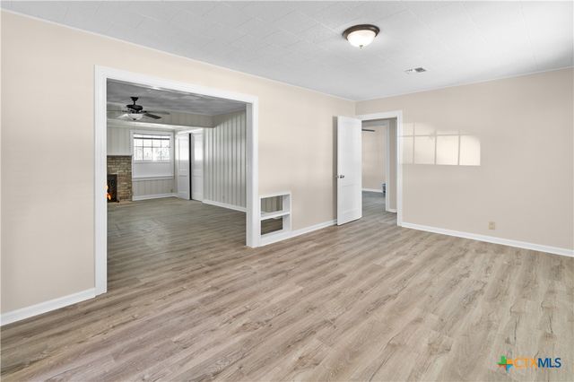 606 W Gayle Street, Edna, TX 77957