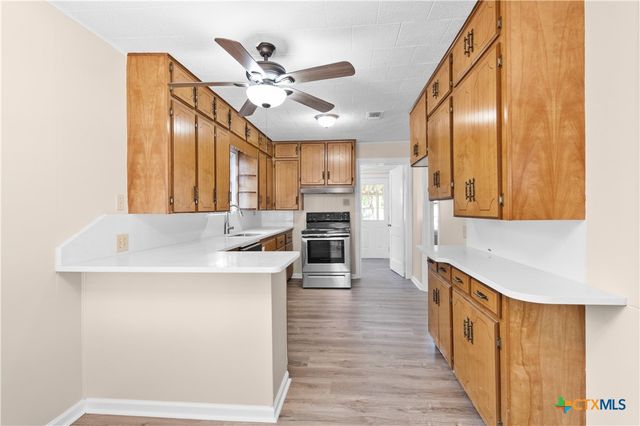 606 W Gayle Street, Edna, TX 77957