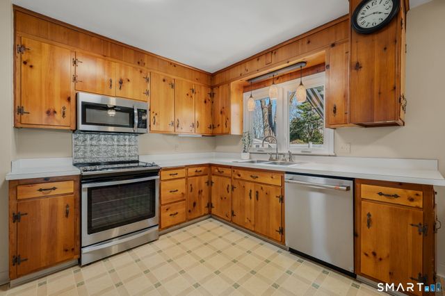 15 Sunnieside Drive, East Lyme, CT 06357