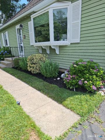 15 Sunnieside Drive, East Lyme, CT 06357