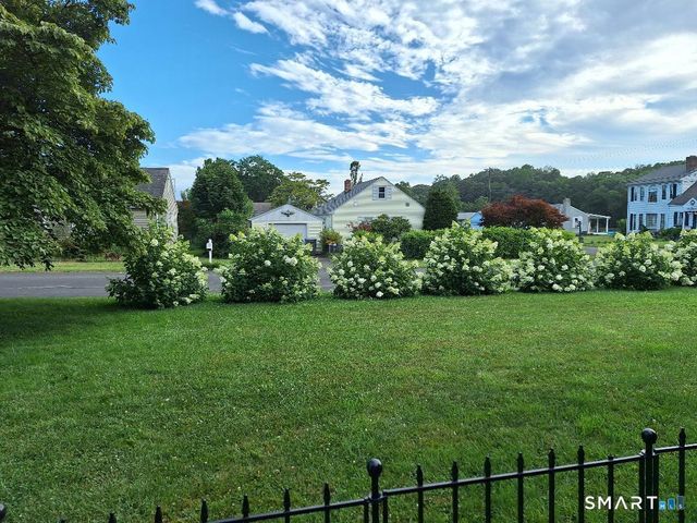 15 Sunnieside Drive, East Lyme, CT 06357