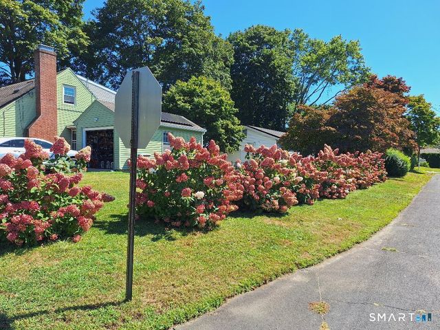 15 Sunnieside Drive, East Lyme, CT 06357