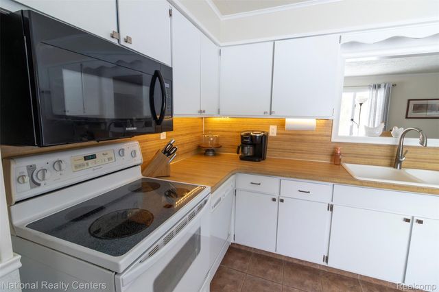 529 N Watkins, Perry, MI 48872