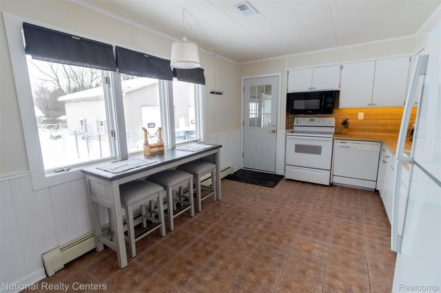 529 N Watkins, Perry, MI 48872