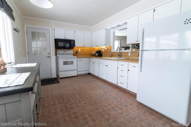 529 N Watkins, Perry, MI 48872