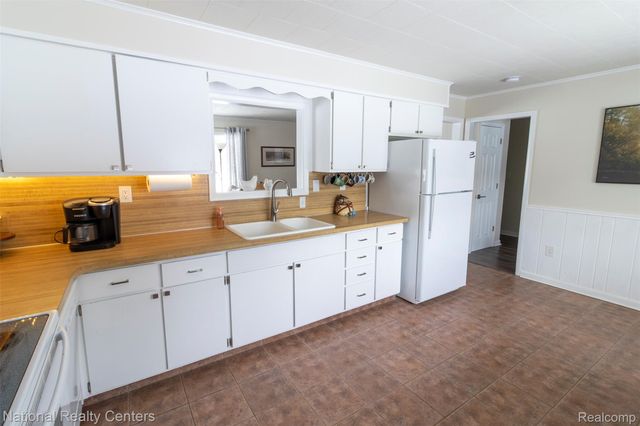 529 N Watkins, Perry, MI 48872