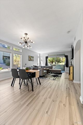 2070 Stonefield Ln, Santa Rosa, CA 95403