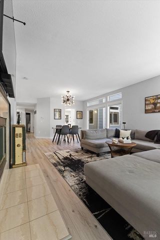 2070 Stonefield Ln, Santa Rosa, CA 95403