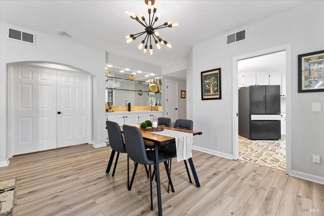 2070 Stonefield Ln, Santa Rosa, CA 95403