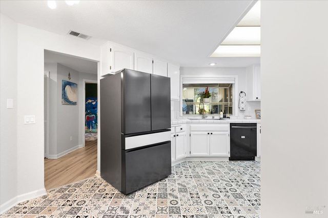 2070 Stonefield Ln, Santa Rosa, CA 95403