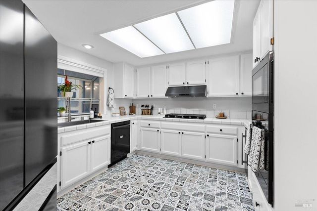 2070 Stonefield Ln, Santa Rosa, CA 95403