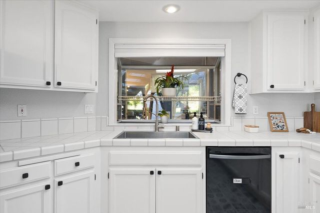 2070 Stonefield Ln, Santa Rosa, CA 95403