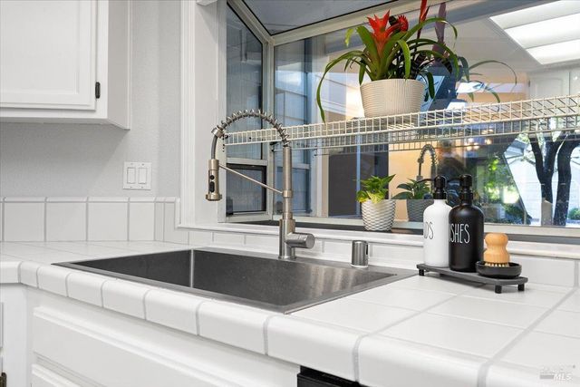 2070 Stonefield Ln, Santa Rosa, CA 95403