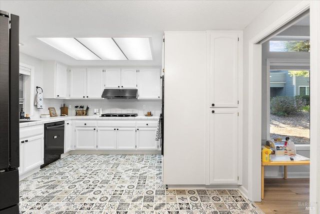 2070 Stonefield Ln, Santa Rosa, CA 95403