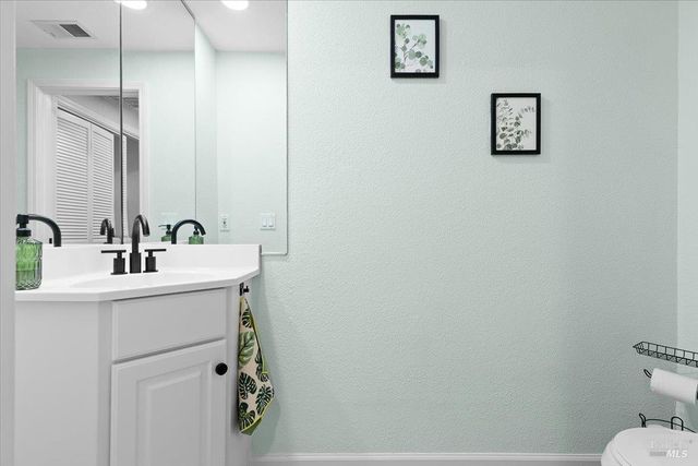 2070 Stonefield Ln, Santa Rosa, CA 95403