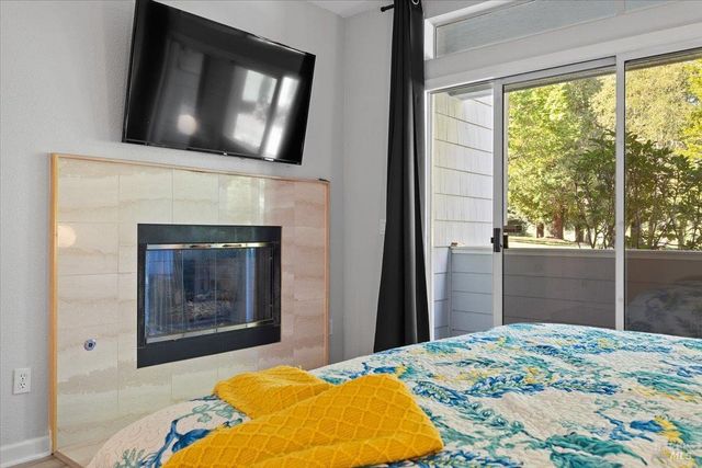 2070 Stonefield Ln, Santa Rosa, CA 95403