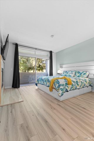 2070 Stonefield Ln, Santa Rosa, CA 95403