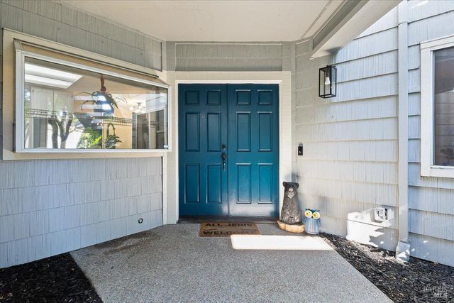 2070 Stonefield Ln, Santa Rosa, CA 95403