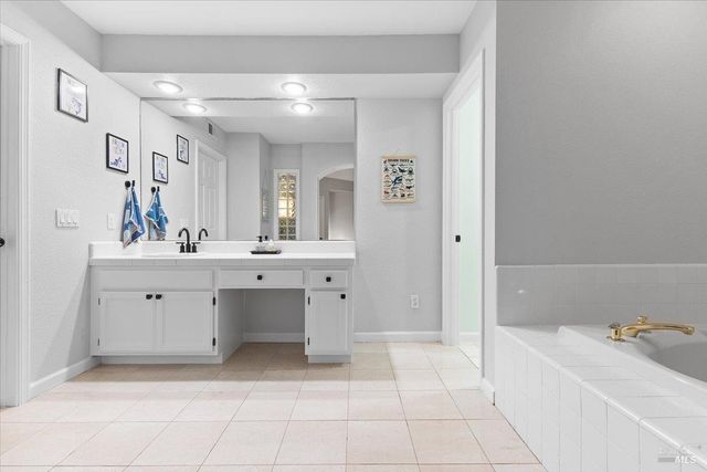 2070 Stonefield Ln, Santa Rosa, CA 95403