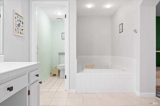 2070 Stonefield Ln, Santa Rosa, CA 95403