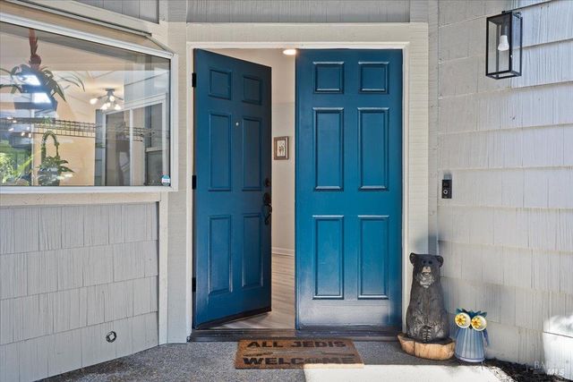 2070 Stonefield Ln, Santa Rosa, CA 95403