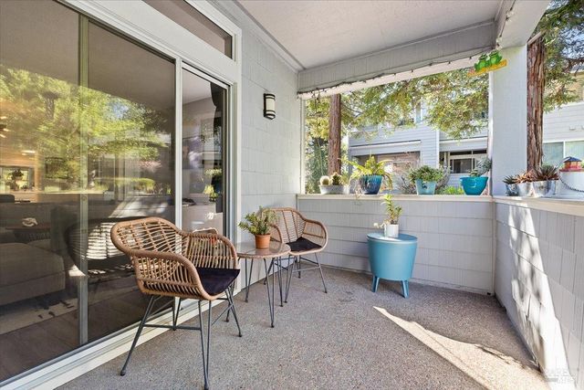 2070 Stonefield Ln, Santa Rosa, CA 95403