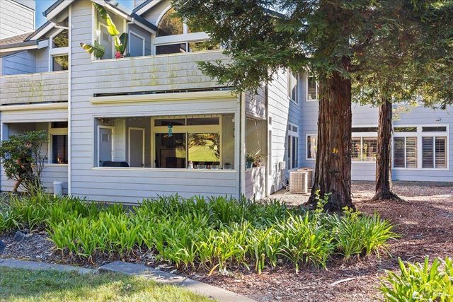 2070 Stonefield Ln, Santa Rosa, CA 95403