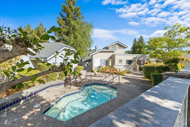 2070 Stonefield Ln, Santa Rosa, CA 95403