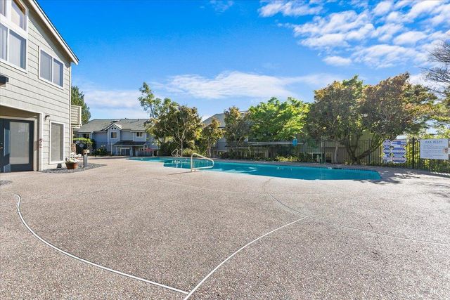 2070 Stonefield Ln, Santa Rosa, CA 95403