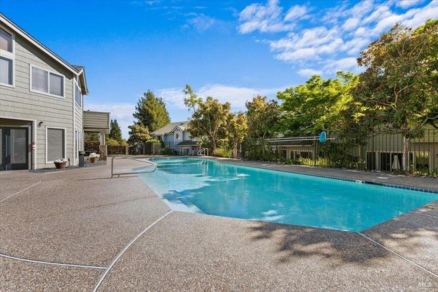 2070 Stonefield Ln, Santa Rosa, CA 95403