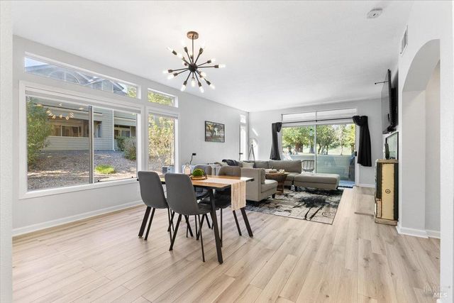 2070 Stonefield Ln, Santa Rosa, CA 95403